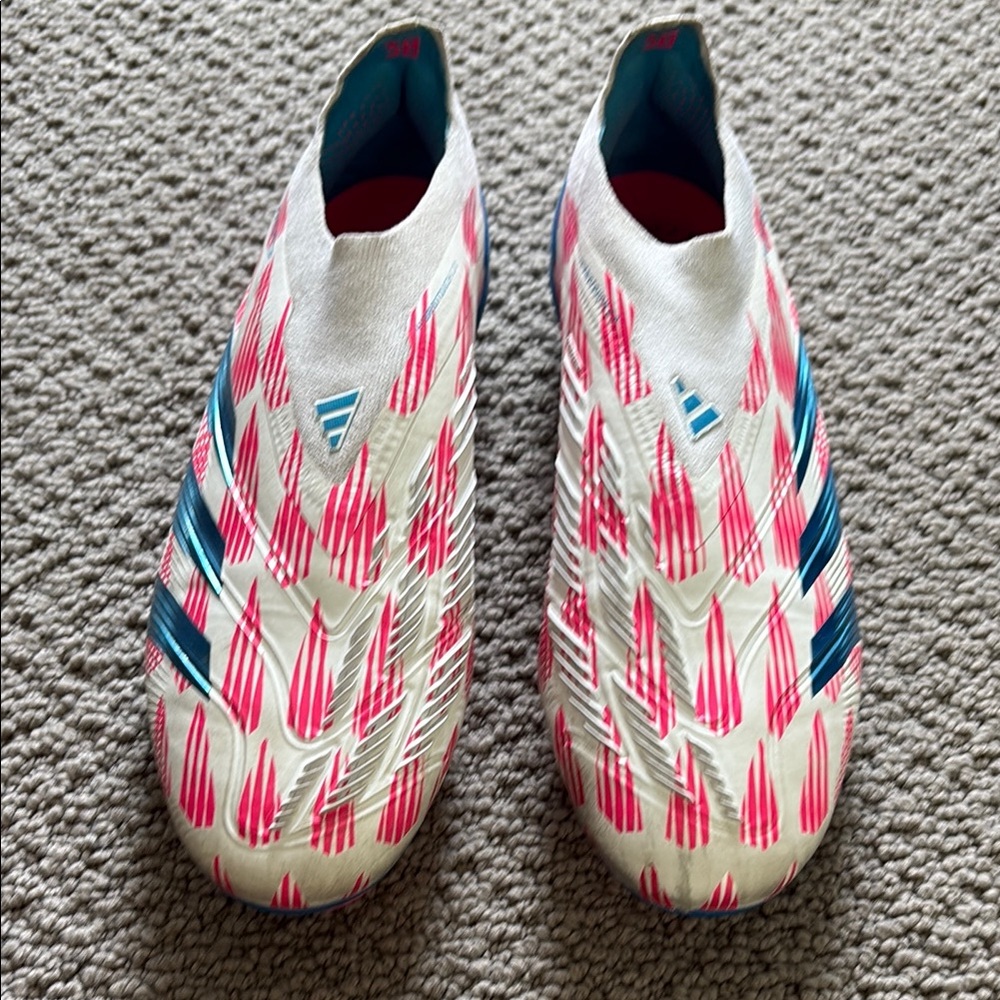 Men’s Adidas predator elite soccer cleatLL FG. Worn twice during a game.